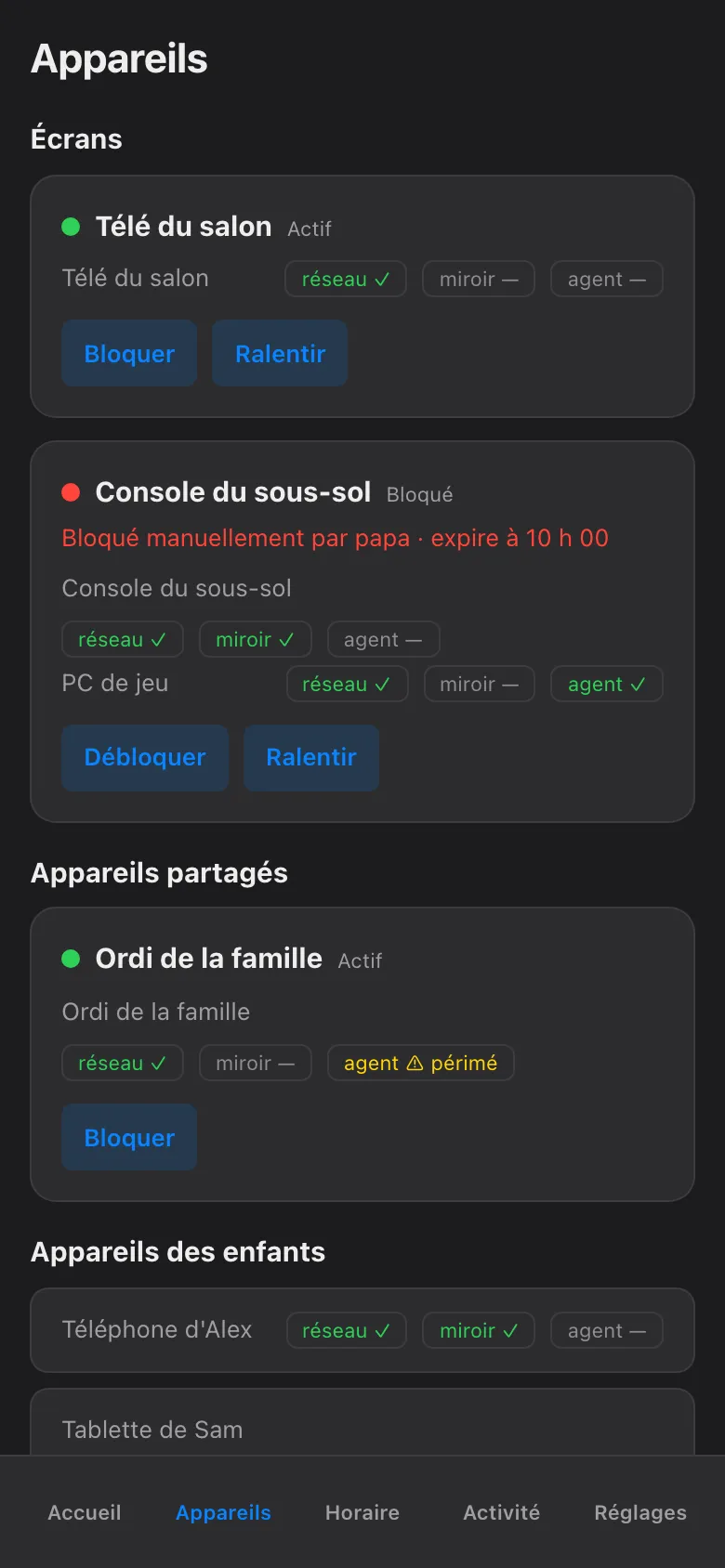 Un écran de détail d'appareil en français qui montre un hold su'l PC d'Alex : bloqué par un parent, retenu jusqu'à 10 h, avec la couche réseau confirmée